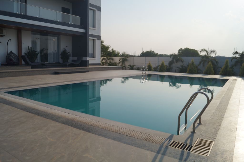 Private swimming pool at Zen Anvisa Retreat, Kanakamamidi, Moinabad